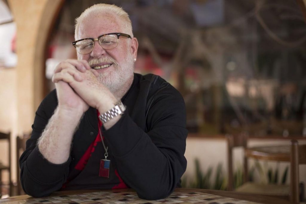 Un retrato del recordado Cano Estremera en sus últimos años. La nota celebra el legado de "El Dueño del Soneo" y su impacto en la salsa.
