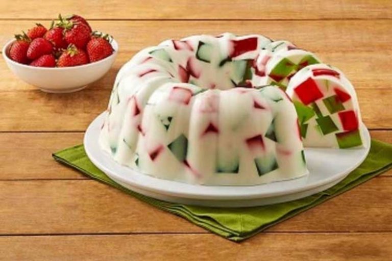 Una gelatina de mosaico tricolor con base de leche, el postre ideal para el 15 de septiembre. La nota comparte la receta completa.