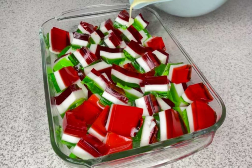 La preparación de una gelatina de mosaico con cubos de colores patrios. La nota comparte la receta fácil para este postre del 15 de septiembre