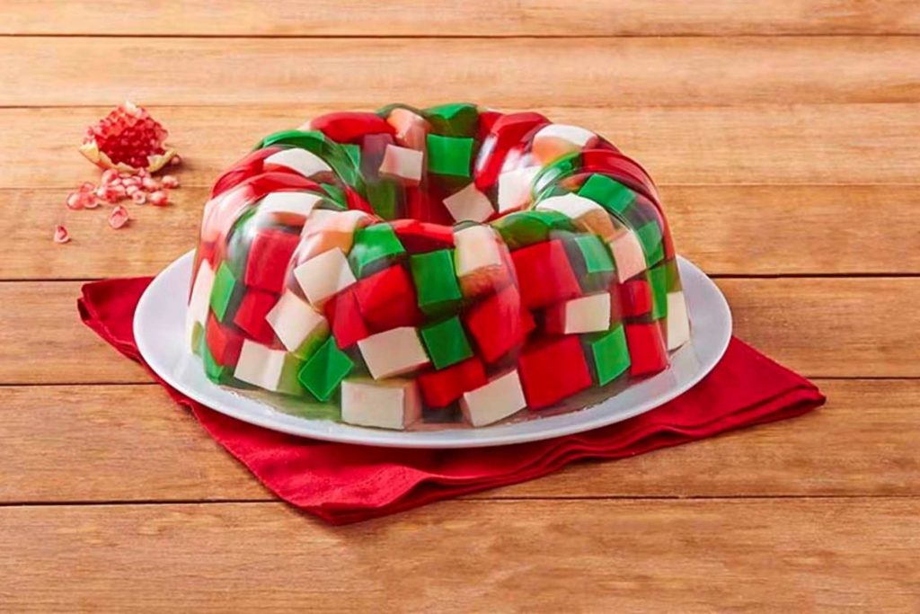  Una gelatina de mosaico con base transparente y cubos de colores patrios. La nota comparte diferentes versiones de este postre clásico.