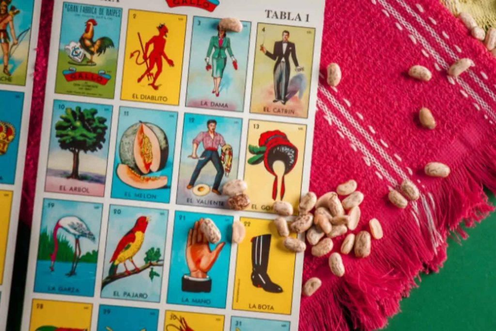 El tradicional juego de la Lotería mexicana con frijoles para marcar las cartas. La nota ofrece una lista de juegos para divertirse en familia el 15 de septiembre.