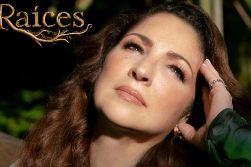 La cantante Gloria Estefan en la portada de su álbum "Raíces", nominado al Latin Grammy. La nota detalla los finalistas en las categorías tropicales.