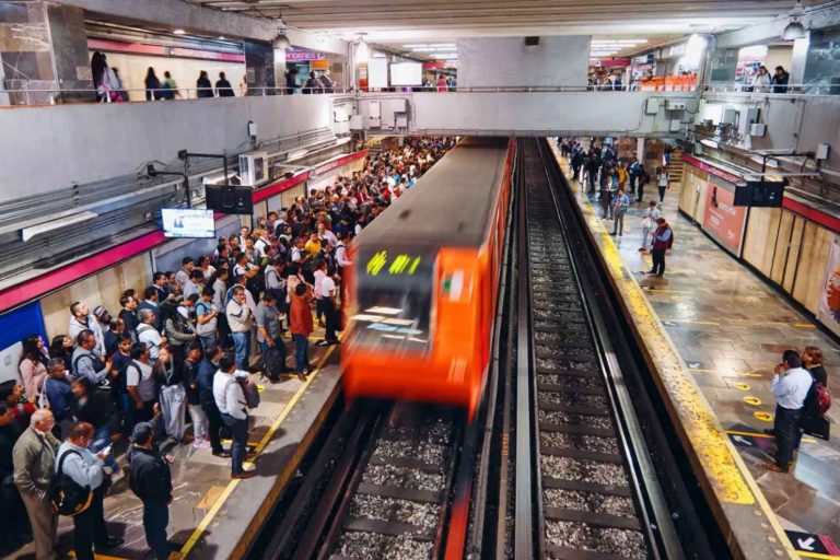 Un andén del Metro de la CDMX lleno de gente durante la hora pico