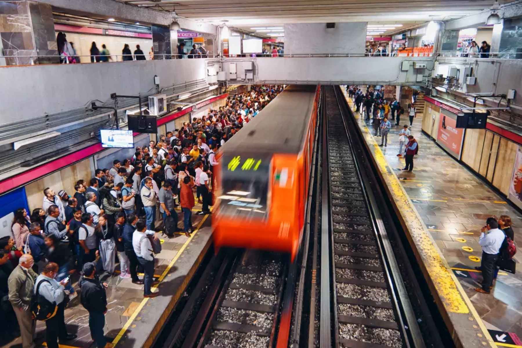 Un andén del Metro de la CDMX lleno de gente durante la hora pico