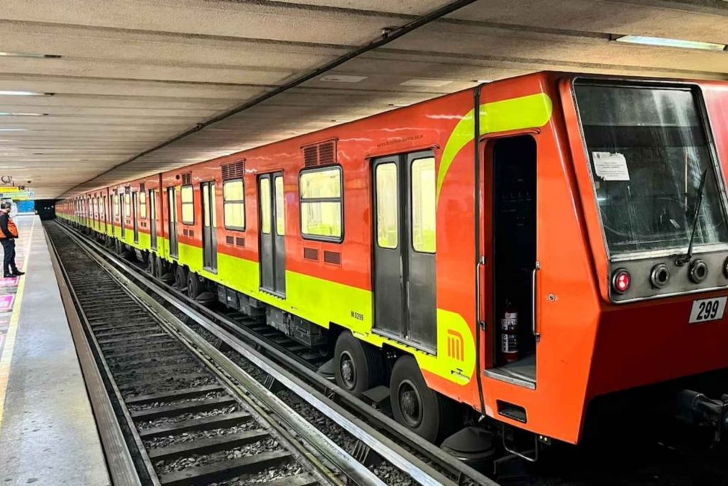 El clásico tren naranja del Metro de la Ciudad de México. El artículo detalla las últimas noticias sobre el servicio, cierres o modernización de las líneas.