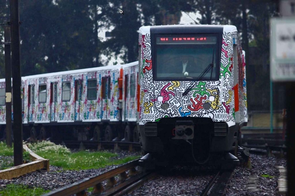  Un tren del Metro de la CDMX con un diseño artístico especial.