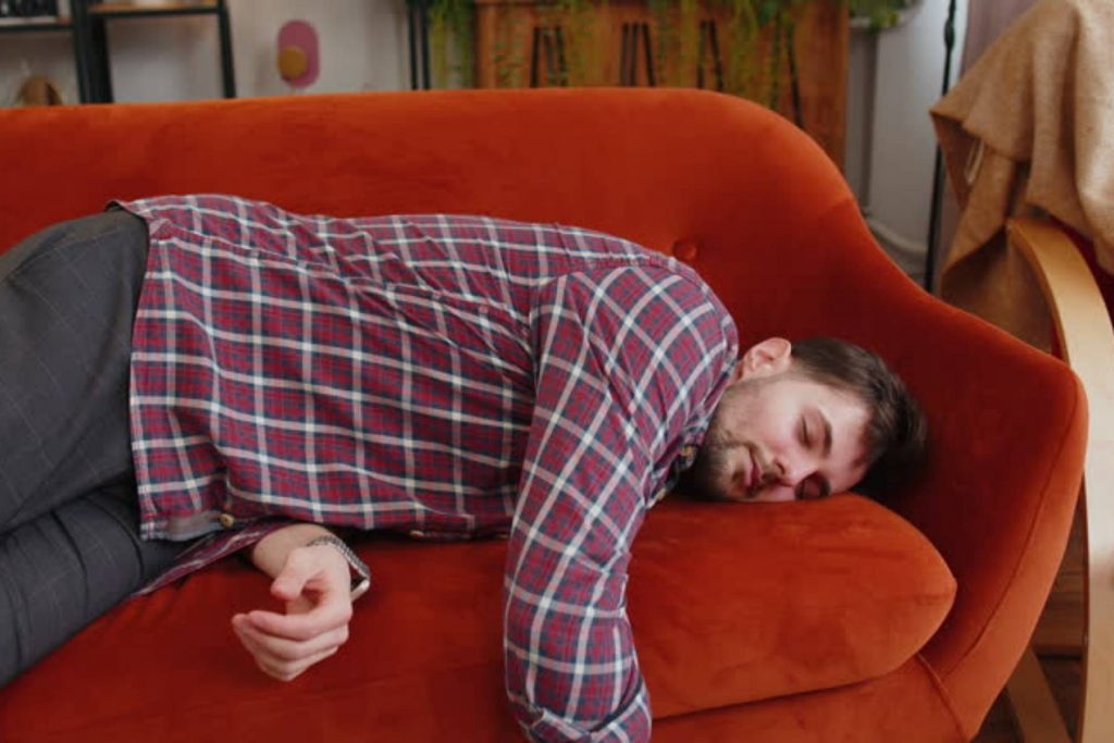El final de la fiesta: un invitado se queda dormido en el sofá. El artículo comparte una lista divertida de las cosas que siempre pasan en las reuniones familiares.