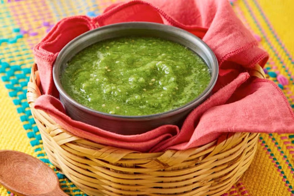 Un tazón de salsa verde fresca