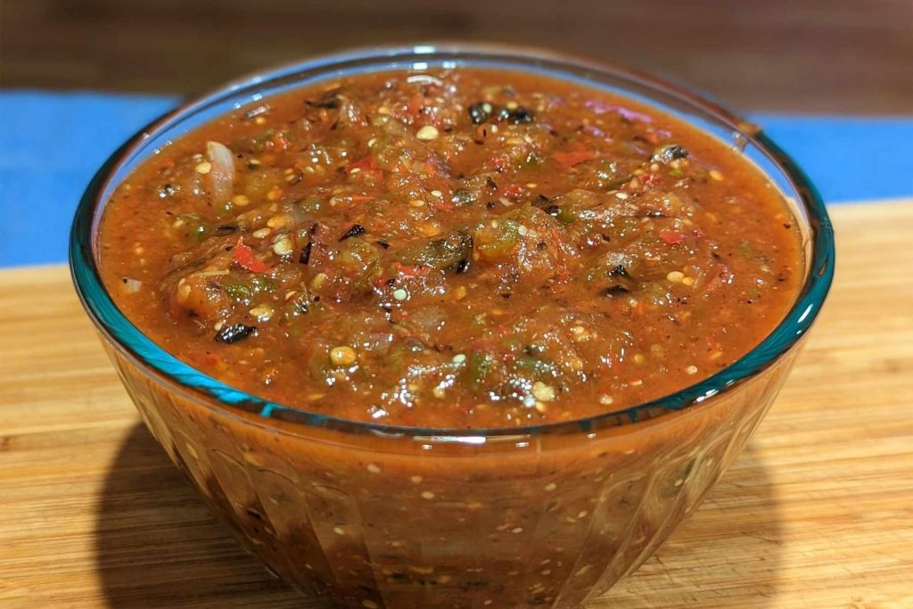  Un tazón de salsa roja tatemada, perfecta para acompañar el pozole o los antojitos. La nota comparte una receta fácil y picosita para la Noche Mexicana.