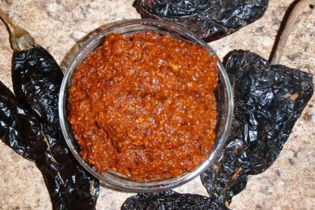 Un tazón de salsa macha, hecha con chiles secos y aceite.