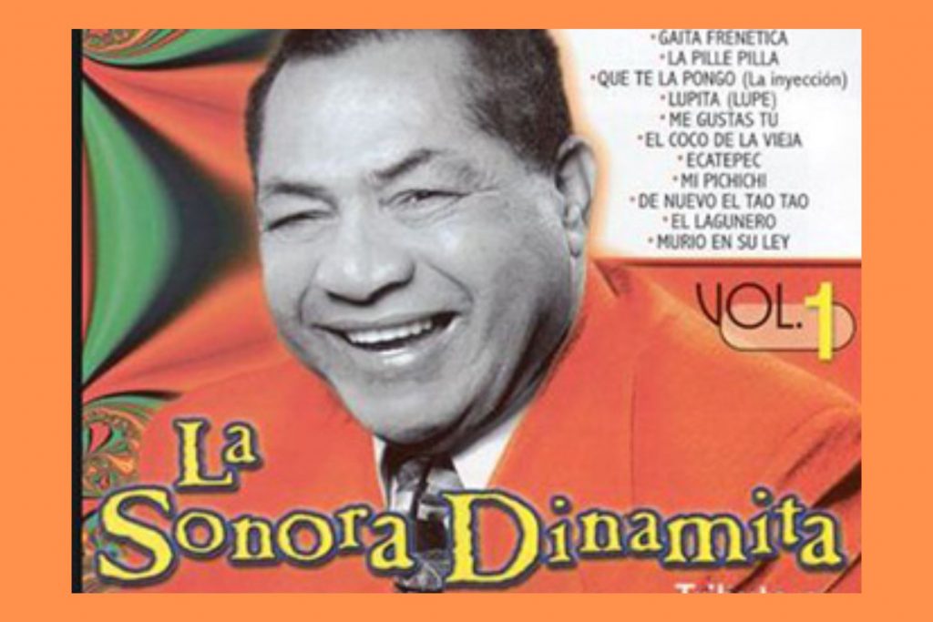 La portada de un disco antiguo de La Sonora Dinamita con su fundador, Lucho Argaín. La nota explica la historia de la orquesta.