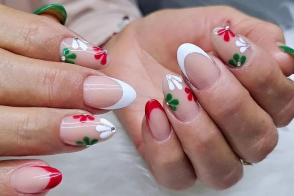  Un diseño de uñas estilo francés con flores en verde, blanco y rojo. La nota ofrece ideas elegantes para celebrar el 15 de septiembre