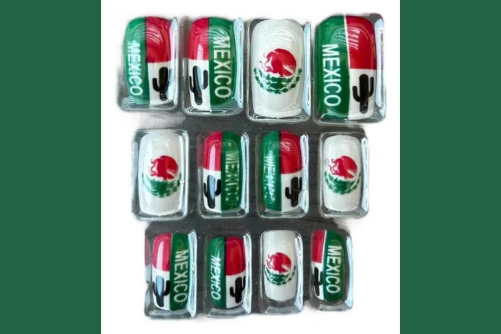  Un set de uñas postizas (press-on) con diseños de la bandera de México y nopales. La nota ofrece inspiración para una manicura patriótica rápida.
