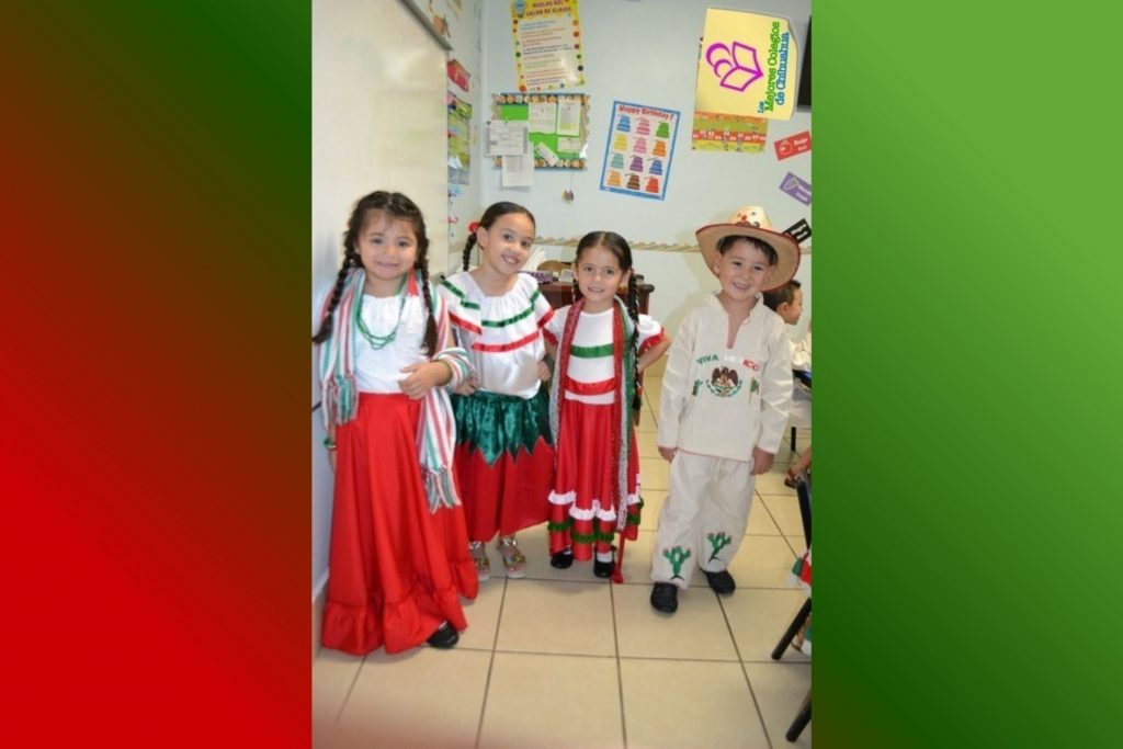 Un grupo de niños de primaria vestidos con trajes típicos para su festival escolar. La nota ofrece ideas de atuendos para las celebraciones del 15 de septiembre en la escuela.