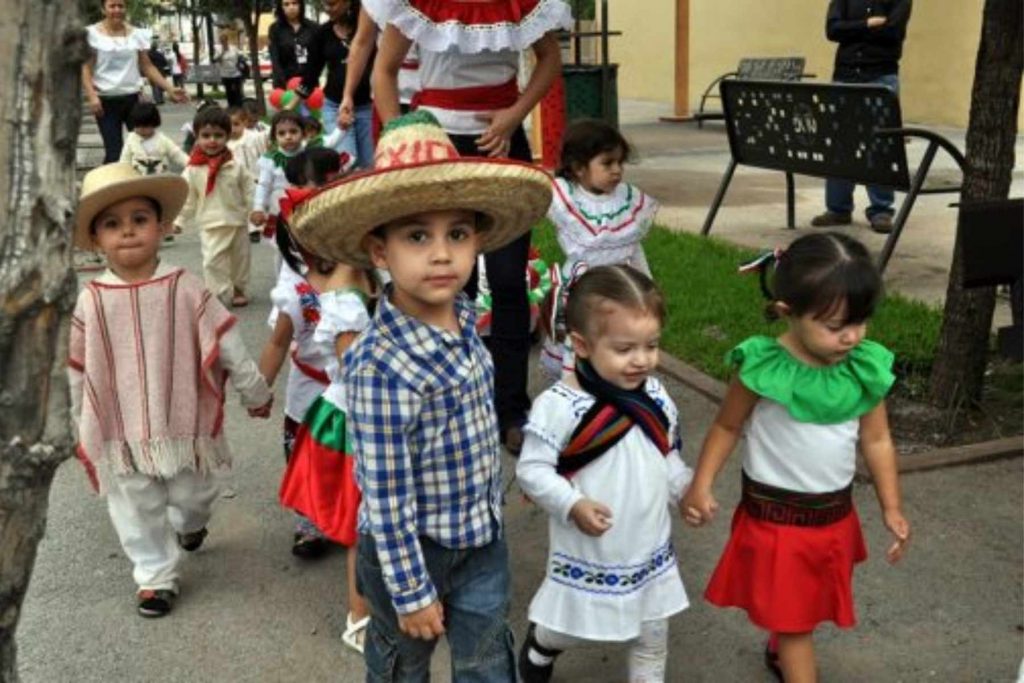  Un grupo de niños de preescolar participando en un desfile del 16 de septiembre. La nota celebra la ternura y el orgullo de ver a los niños en los eventos patrios.